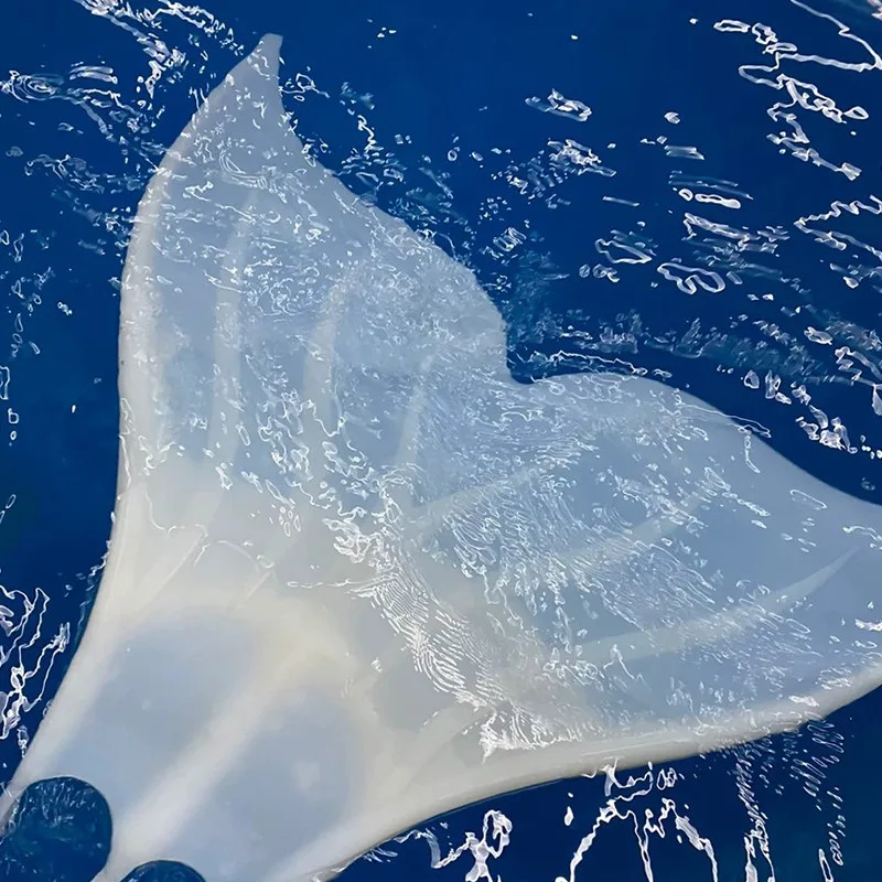 Chân vịt đơn bơi lặn mỹ nhân ngư, hay còn gọi là Mono fins, chân nàng tiên cá, chuyên dụng hỗ trợ bơi lội, lặn biển và luyện tập kỹ thuật bơi dolphin. Thiết kế bản đuôi lớn mô phỏng đuôi cá mang lại trải nghiệm bơi lội mượt mà, uyển chuyển dưới nước.